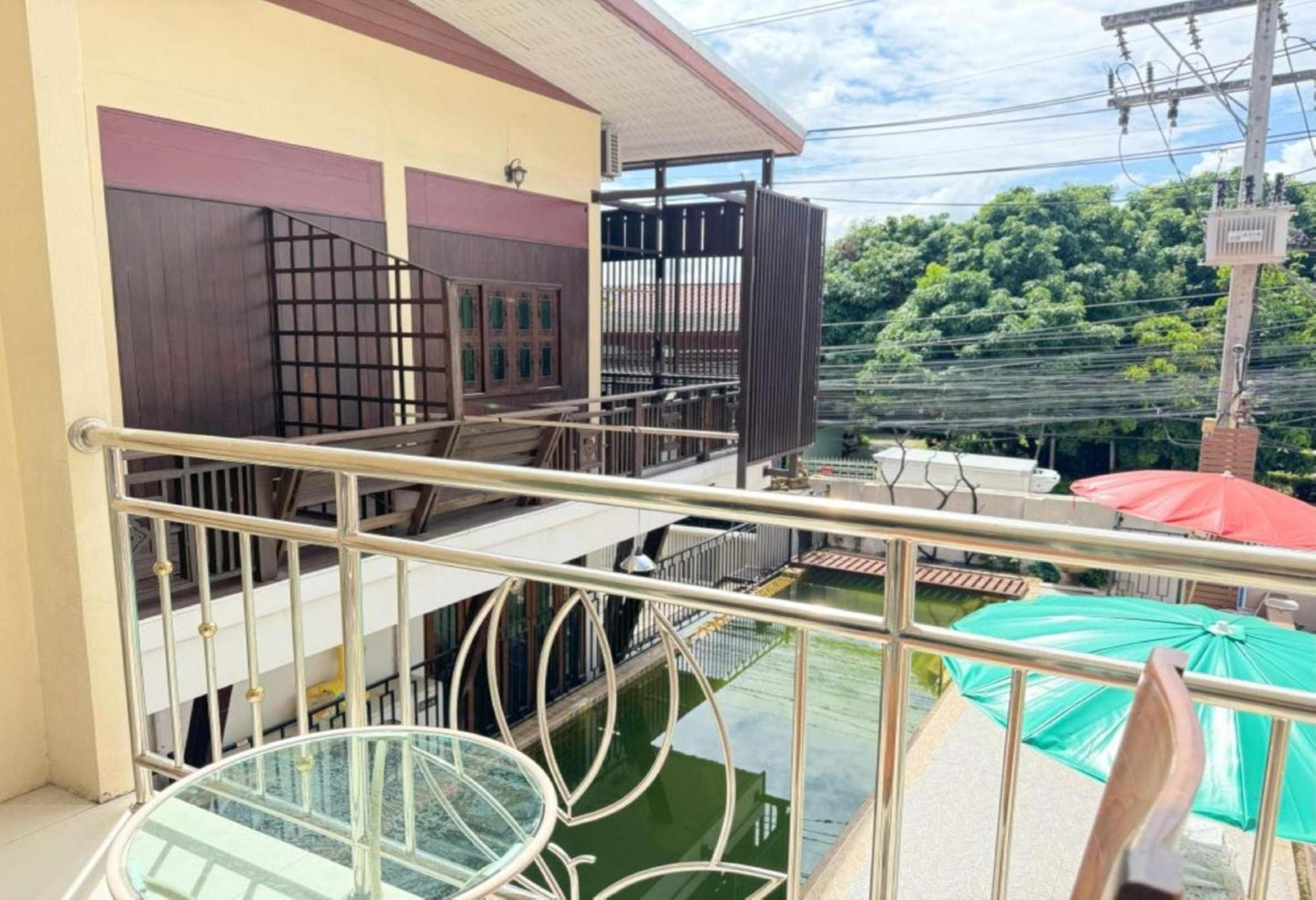 Collection O Bupamontra Chiangmai Hotel Chiang Mai Exterior photo